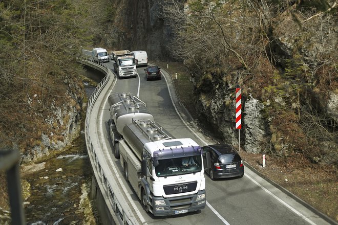 Cesta Huda luknja pri Hudi jami: kdaj bo promet po njej stekel varno? FOTO: Leon Vidic/Delo