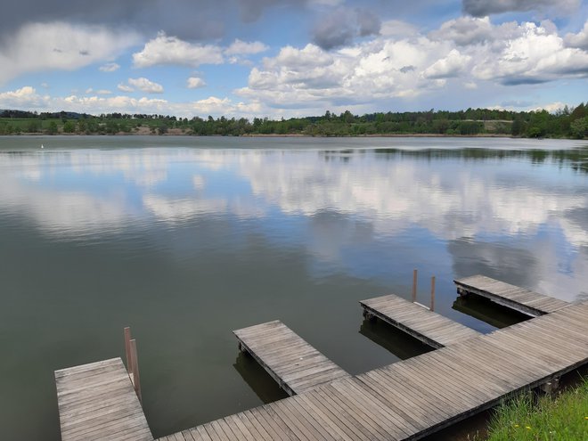 Prvi pogled na Kočevsko jezero morda ne daje vtisa, da je primerno za kopanje, a sodi med najčistejša jezera v Sloveniji. FOTO: Mitja Felc/Delo