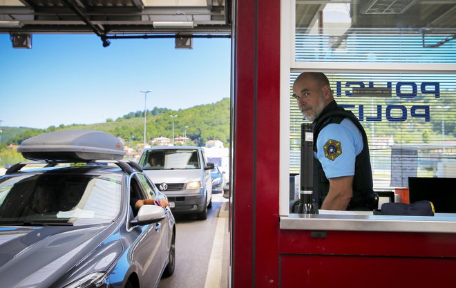 Državljani Evropske unije bodo od 1. julija lažje potovali in prehajali meje med državami članicami. FOTO: Jože Suhadolnik/Delo