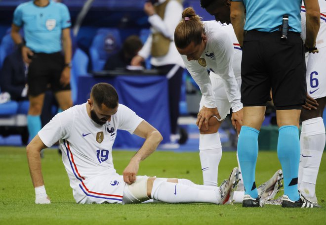 Šest let je čakal na vrnitev v reprezentanco, zdaj pa Karimu Benzemaju grozi, da bo zaradi poškodbe izpustil evropsko prvenstvo. FOTO: Pascal Rossignol/Reuters