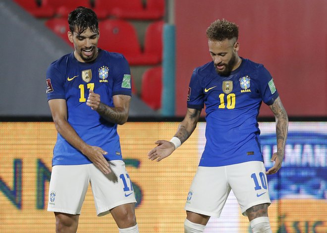 Brazilija neustavljivo drvi proti Katarju in je nanizala že šesto kvalifikacijsko zmago. V Paragvaju sta bila strelca Neymar (desno) in Lucas Paqueta. FOTO: Cesar Olmedo/Reuters