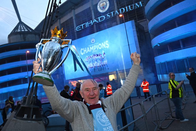 Navijač Manchester Cityja proslavlja osvojitev državnega naslova v sezoni 2020/21. FOTO: Paul Ellis/AFP