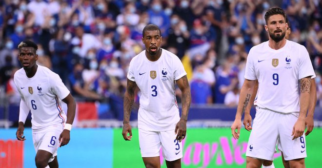 Olivier Giroud (desno) čaka na predložek v kazenskem prostoru na tekmi z Bolgarijo. FOTO: Franck Fife/Afp