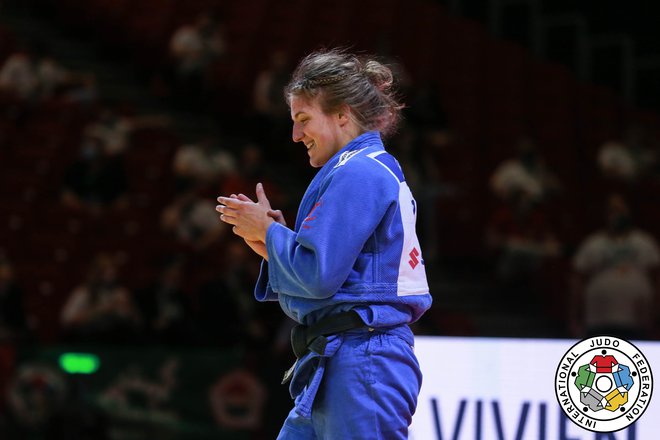 Andreja Leški si je takole zaploskala za nov izjemen uspeh. FOTO: Emanuele Di Feliciantonio/IJF