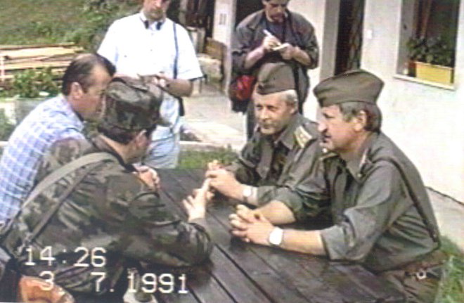 Pogajanja predstavnikov TO in občine Dravograd s poveljniki JLA med osamosvojitveno vojno. Foto dokumentacija Dela