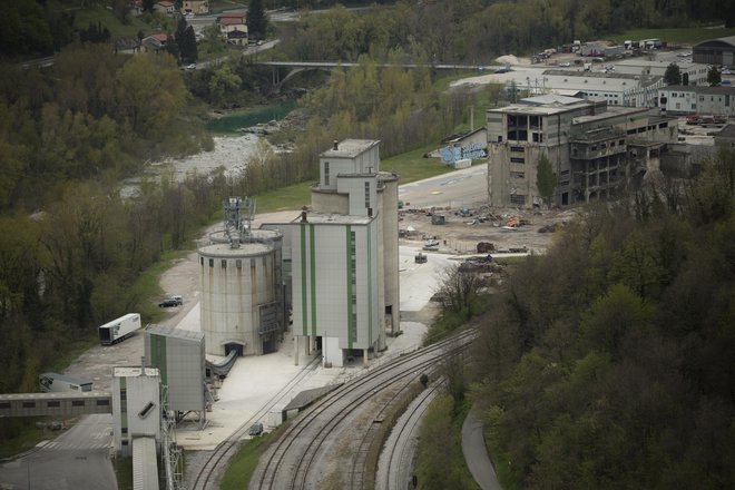 Salonit Anhovo: največji, kar 2,5-kraten, je med sežigalnicami in sosežigom v cementarnah razkorak pri dušikovih oksidih. FOTO:  Jure Eržen/Delo