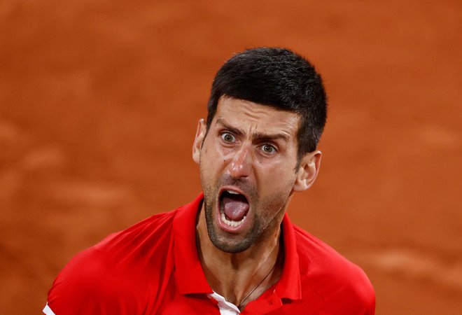 Novak Đoković po uvrstitvi v polfinale ni mogel več v sebi zadržati čustev. FOTO: Christian Hartmann/Reuters