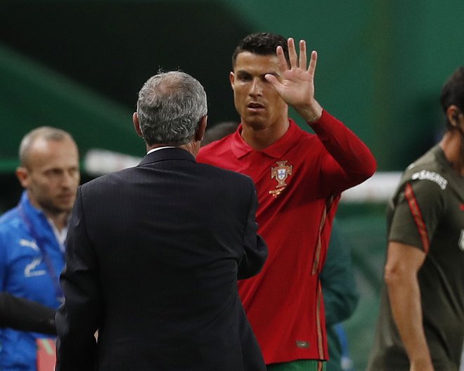 Cristiano Ronaldo je s strani selektorja Fernanda Santosa dobil nekaj počitka. Igral je do 71. minute, ko ga je zamenjal Goncalo Guedes. FOTO: Pedro Nunes/Reuters