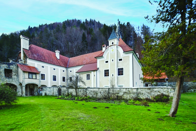 Nekdanja kartuzija Jurklošter, kjer je še vedno mir, a tudi veliko skrivnosti. FOTO: Andrej Furlan/ZRC SAZU, UIFS