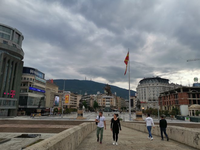 Nešteto kipov, s katerimi dokazuje Severna Makedonija svojo veličino skozi zgodovino, daje od leta 2014 pečat središču Skopja. Takratni vladi so očitali, da je prenovo glavnega mesta izkoristila za pranje denarja. FOTO: Milena Zupanič