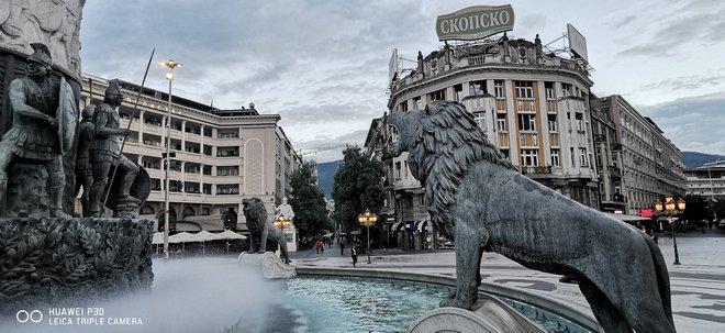 Nešteto kipov, s katerimi dokazuje Severna Makedonija svojo veličino skozi zgodovino, daje od leta 2014 pečat središču Skopja. Takratni vladi so očitali, da je prenovo glavnega mesta izkoristila za pranje denarja. Foto Milena Zupanič