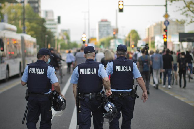 Policisti so poleg zaposlenih v zdravstvu v povprečju beležili najvišjo rast plač. FOTO: Jure Eržen/Delo