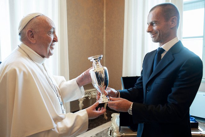 Aleksander Čeferin je papežu Frančišku, velikemu navdušencu nad nogometom, podaril maketo pokala, ki ga bo prejel letošnji evropski prvak. FOTO: AFP