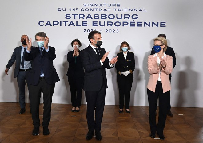 Konferenca o prihodnosti Evropske unije: v ospredju (z leve) predsednik evropskega parlamenta David Sassoli, francoski predsednik Emmanuel Macron in predsednica evropske komisije Ursula von der Leyen. FOTO: Frederick Florin/AFP