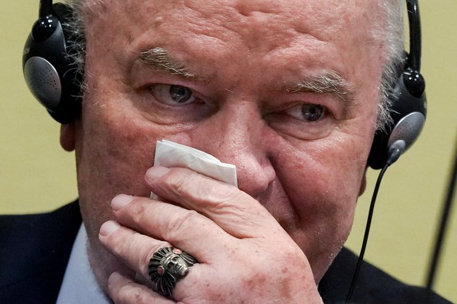 Indijanski poglavar na prstanu Ratka Mladića&nbsp; FOTO: Peter Dejong / Reuters