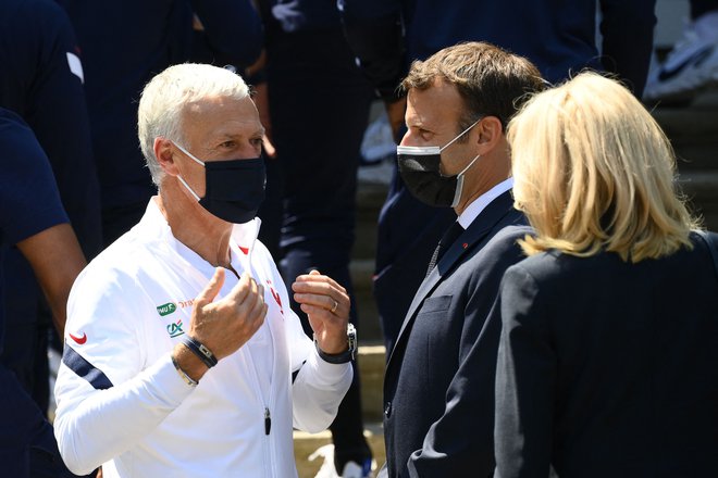 Emmanuel Macron je v Clairefontaine prišel skupaj z ženo Brigitte. Na fotografiji med pogovorom s selektorjem Didierjem Deschampsom. FOTO: Franck Fife/AFP