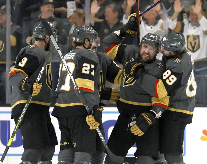 Veselju ob uvrstitvi v polfinale med hokejisti Vegasa ni bilo mkonca. FOTO: Ethan Miller/AFP