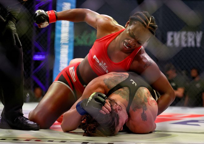 Claressa Shields je v tretji rundi strla odpor&nbsp;Brittney Elkin. FOTO: Elsa/AFP