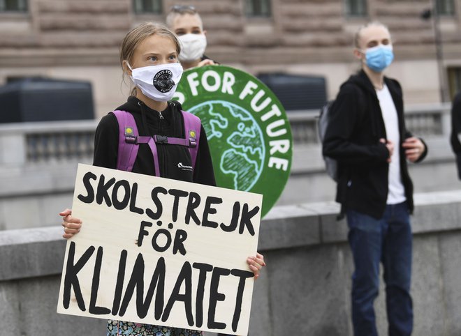 Greta Thunberg se je s peščico podpornikov spet postavila pred parlament. FOTO: Fredrik Sandberg/AFP