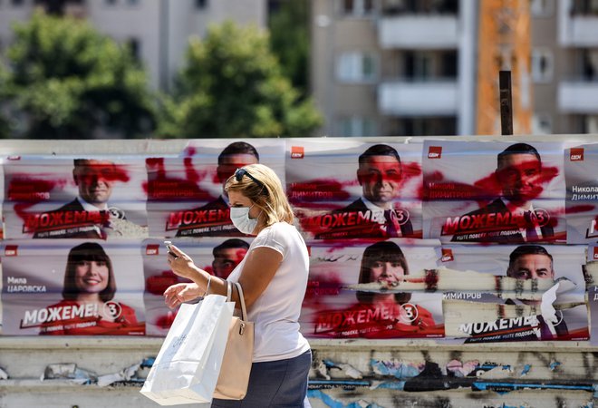 V Severni Makedoniji se pogovori nenehno vrtijo okoli domače politike. FOTO: Robert Atanasovski/AFP