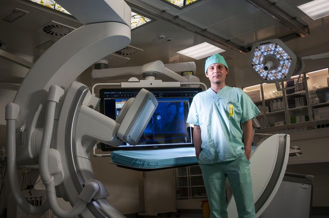 Z novim angiografom bodo v slovenjgraški bolnišnici lahko opravljali tudi najbolj zapletene, tako imenovane hibridne posege, pri katerih sodelujejo radiologi in kirurgi. FOTO: Uroš Zavodnik