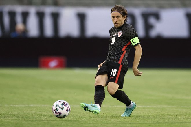 Luka Modrić se z rojaki vrača na Wembley, kjer je nekoč sodeloval pri eni najbolj nepozabnih zmag hrvaške reprezentance. FOTO: Kenzo Tribouillard/AFP