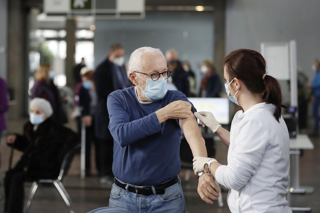 Brez naročanja se lahko cepi vsak, ki si tega želi. FOTO: Leon Vidic/Delo