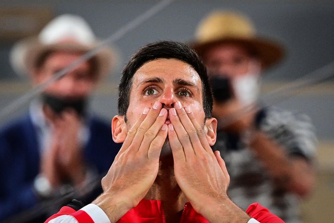 Novak Đoković je takole proslavil eno svojih največjih zmag nad Nadalom in v karieri sploh. FOTO: Martin Bureau/AFP