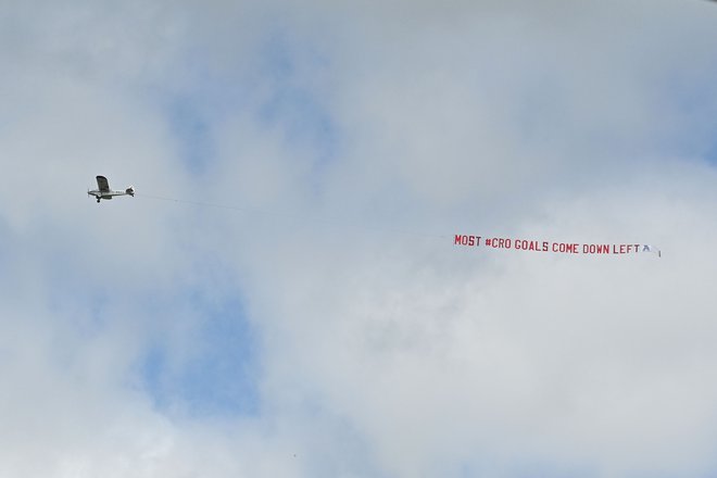 Sporočilo za Garetha Southgata in reprezentanco Anglije nad St George&#39;s Parkom. FOTO: Carl Recine/Reuters