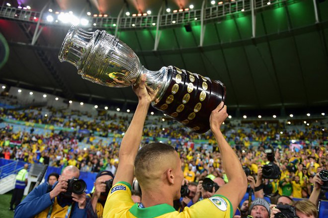 Napadalec brazilske reprezentance Richarlison pozdravlja navijače po zmagi na zadnjem prvenstvu, ki je ravno tako potekalo v Braziliji.&nbsp;FOTO: Luis Acosta/AFP