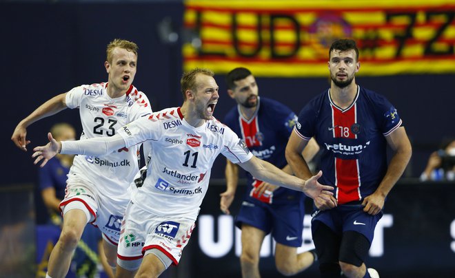 Lukas Sandell in Juul Buster proslavljata na obračunu s PSG v prvem polfinalu. FOTO: Thilo Schmuelgen/Reuters