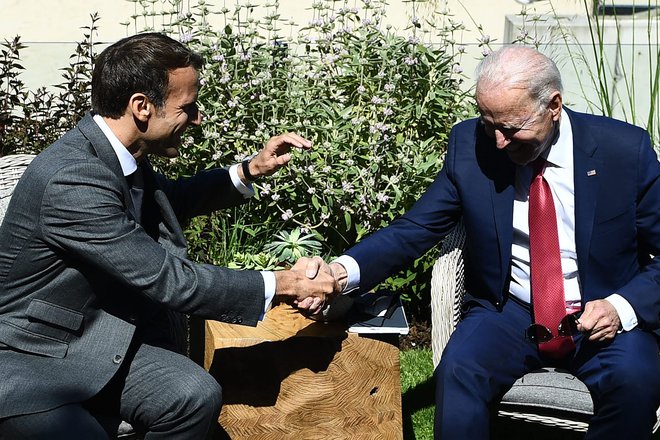 Francoski predsednik Emmanuel Macron je videti še posebej navdušen nad multinacionalno diplomacijo ameriškega kolega Joeja Bidna. Foto Brendan Smialowski Afp