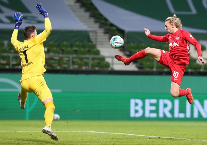 Češki vratar Jiri Pavlenka med polfinalno tekmo nemškega pokala z RB Leipzigom. FOTO: Cathrin Mueller/AFP
