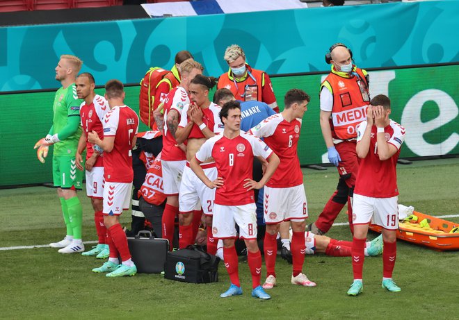 Hiter odziv nogometašev in zdravnikov je bilo ključno pri oživljanju nesrečenga danskega zvezdnika Christiana Eriksena. FOTO: Wolfgang Rattay/Reuters