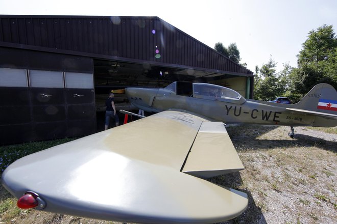 Letala niso vpisana v vojaški register zrakoplovov, uporablja jih Letalska zveza Slovenije, na ministrstvu pa ne vedo, tehničnem stanju so, čeprav so še vedno njihova last. Foto Mavric Pivk/delo