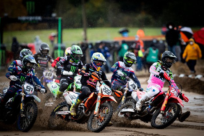 Tim Gajser (desno) je takoj pokazal, da je v odlični formi. FOTO: Kristof Van Accom/AFP