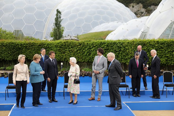 Skupinska slika G7 s kraljico.&nbsp;Foto Pool Reuters