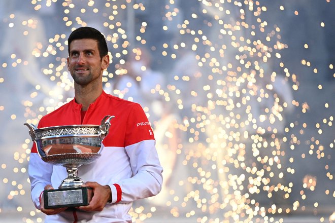 Novak Đoković je drugič osvojil pokal mušketirjev. FOTO: Anne-Christine Poujoulat/AFP