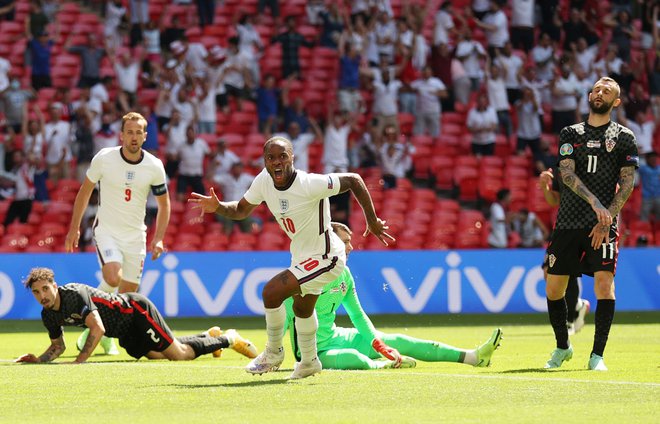 Raheem Sterling proslavlja po zadetku na Wembleyju, ki je na koncu Angležem tudi prinesel zmago. To je bil za Londončana celo prvi gol na velikih tekmovanjih v reprezentančnem dresu. FOTO: Glyn Kirk/AFP