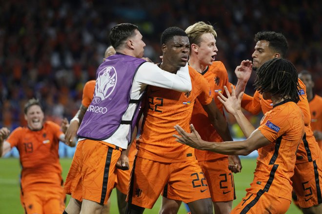 Veselje Nizozemcev po tretjem golu za končnih 3:2. FOTO: Peter Dejong/Reuters