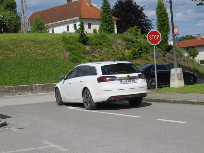 Županova vožnja z občinskim avtom v službo in domov nima ničesar skupnega z državno prometno strategijo trajnostne mobilnosti. FOTO: Bojan Rajšek/Delo