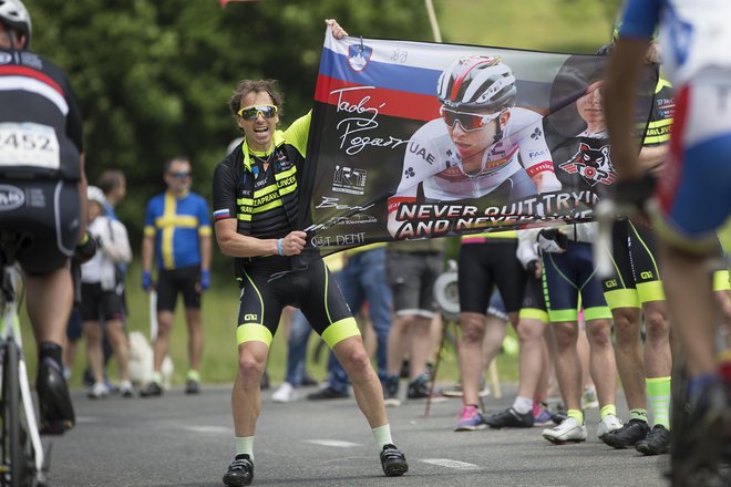 Navijači z zastavo Tadeja Pogačarja. Kolesarska Dirka po Sloveniji. Lučine, 13. junij 2021. FOTO: Jure Eržen/Delo