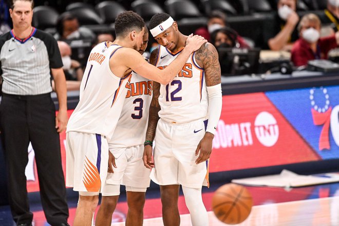 Devin Booker, Chris Paul (v sredini) in&nbsp;Torrey Craig proslavljajo v zaključku zadnje četrtine četrte tekme v Denverju. FOTO: Dustin Bradford/AFP