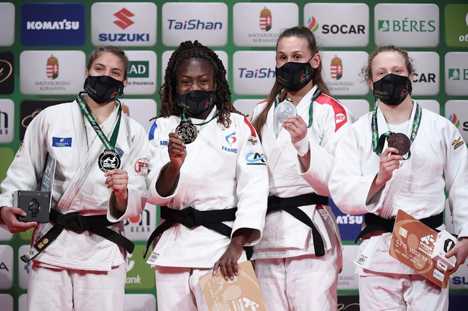 Andreja Leški (levo) je v Budimpešti navdušila s srebrno kolajno. FOTO: Attila Kisbenedek/AFP