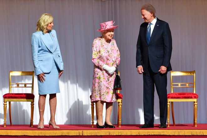 Joe Biden je že trinajsti ameriški predsednik, ki se je imel čast družiti z britansko kraljico Elizabeto II. S prvo damo Jill Biden ju je 95-letna monarhinja gostila na gradu Windsor. FOTO: Dylan Martinez/Reuters