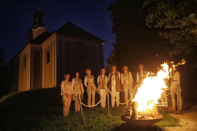 Po letih na Jurčičevi Muljavi in kratkem izletu na Ljubljanski grad se je podelitveni kresni večer ustalil na Cankarjevem Rožniku.<br />
FOTO: Blaž Samec/Delo