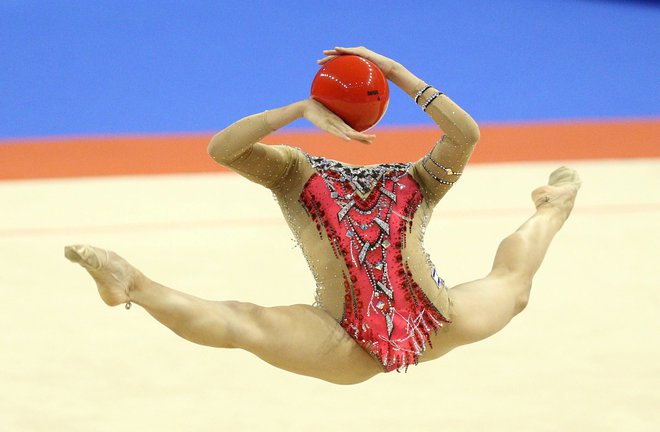 V bulgarski Varni poteka evropsko prvenstvo v ritmični gimnastiki. Na fotografiji je portret Izraelke Linoy Ashram med nasgtopom v finalu. FOTO: Spasiyana Sergieva/Reuters