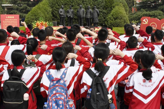 &raquo;Rdeči turizem&laquo; se imenuje obiskovanje krajev, ki imajo poseben pomen za zgodovino Komunistične partije. FOTO: Kjodo/Reuters