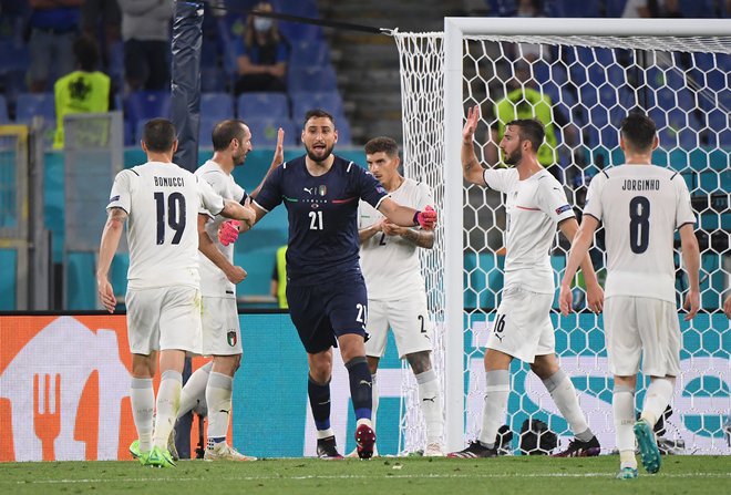 Gianluigi Donnarumma je v slogu slovitega soimenjaka Gianluigija Buffona v Rimu proslavljal z Giorgiem Chiellinijem. A ni šlo za gol proti Turčiji, temveč&nbsp;za uspešno posredovanje branilcev pred italijanskimi vrati. Italija je slavila s 3:0. FOTO: Alberto Lingria/Reuters