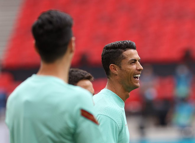Cristiano Ronaldo je bil dobre volje na treningu v Budimpešti. FOTO: Bernadett Szabo/Reuters